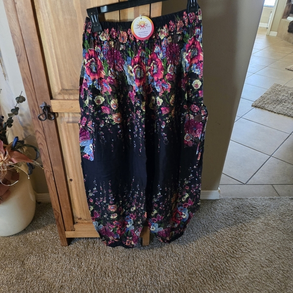 Floral Black Women's Harem Pants with side pockets.  Size Large..NWT - Picture 4 of 11